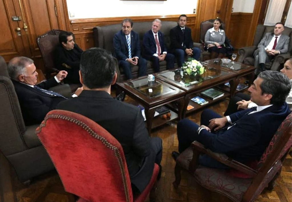 El vicegobernador de Jujuy, Alberto Bernis (al centro), en la reunión protocolar con el gobernador Osvaldo Jaldo (izq.) y la intendenta de San Miguel de Tucumán, Rossana Chahla, en la Casa de Gobierno de esa provincia.