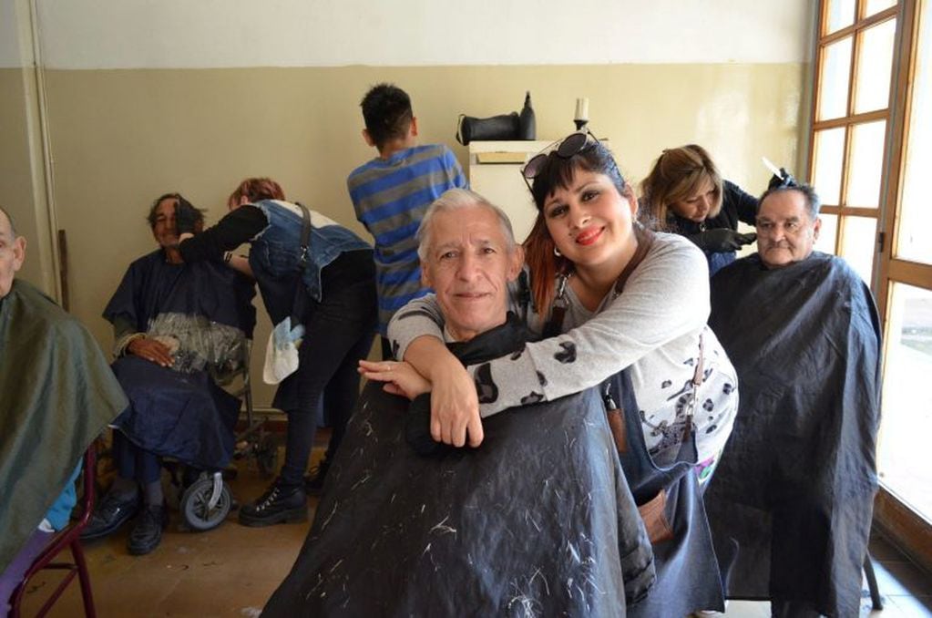 El trabajo de los estudiantes de barbería de Studio 86 en el Hogar Padre Lamónaca.