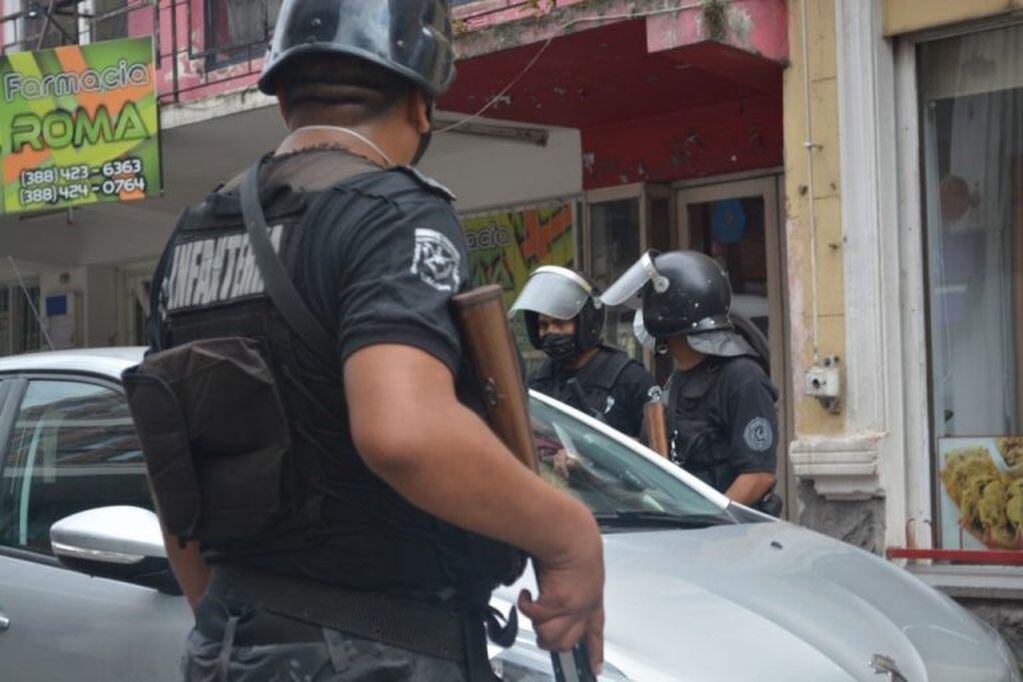 En pleno centro de San Salvador de Jujuy, la Policía verifica la circulación de personas.
