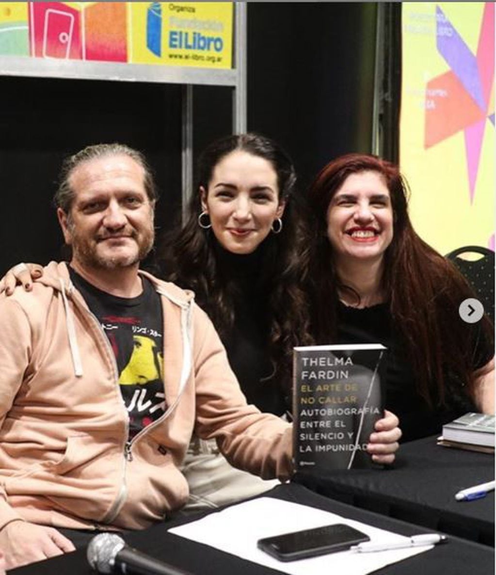 Thelma Fardin  junto a Luciana Peker y a Darío Sztajnszrajber en la presentación de "El arte de no callar" (Instagram/ soythelmafardin)