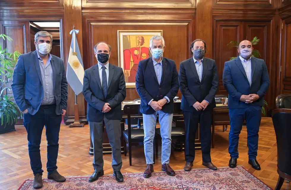 Rodríguez Saá junto a otros funcionarios y Eduardo Hecker