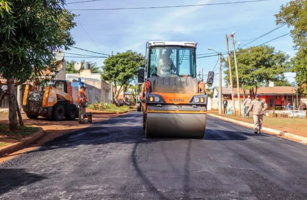 Continúan las obras de asfaltado sobre empedrado en la capital provincial