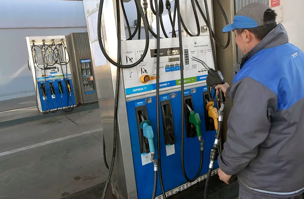 Aumentan los precios en las naftas de YPF en todo el país. A cuánto se vende el litro en diferentes puntos.