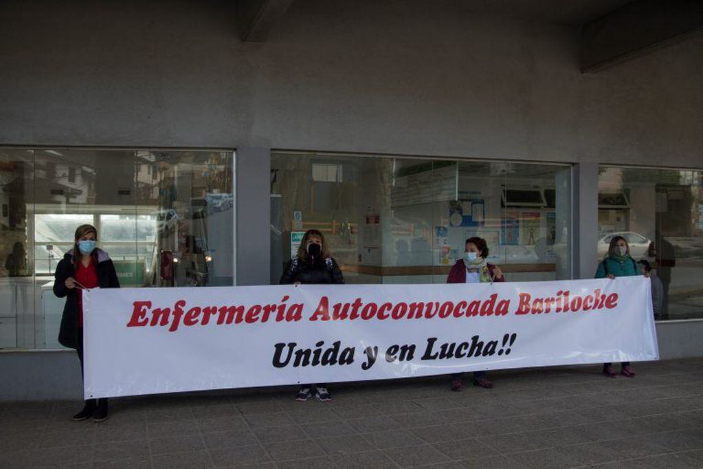 Reclamos frente al Hospital Zonal de Bariloche (diario Río Negro)