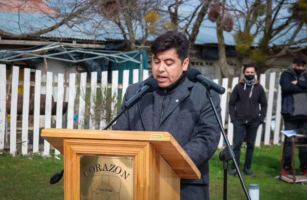 El Intendente de Tolhuin, Daniel Harrington, brindó unas palabras a los presentes, en el marco del acto protocolar por el 49° aniversario de la ciudad.