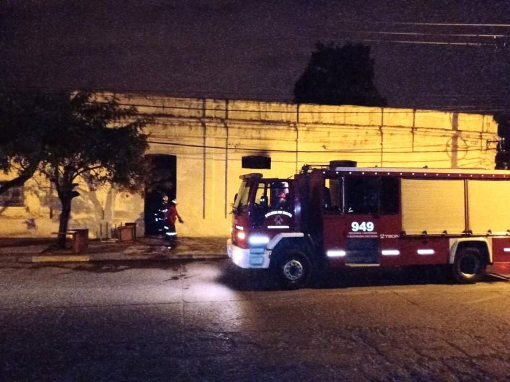 Incendio en Salta: bomberos rescataron a una mujer de 90 años
