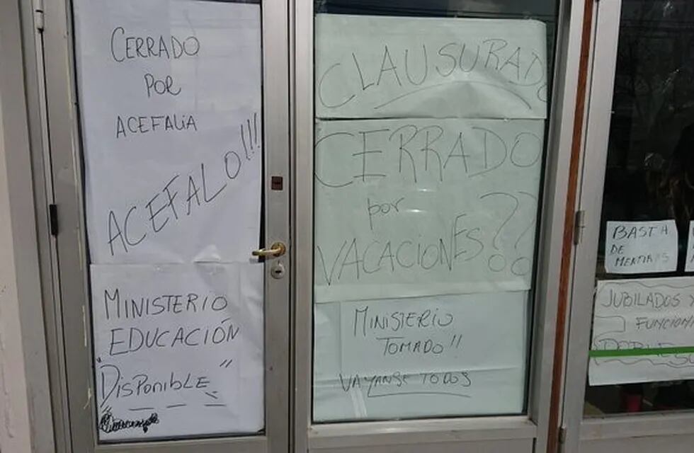 Ministerio de Educación de Chubut tomado (Foto: Diario Jornada).