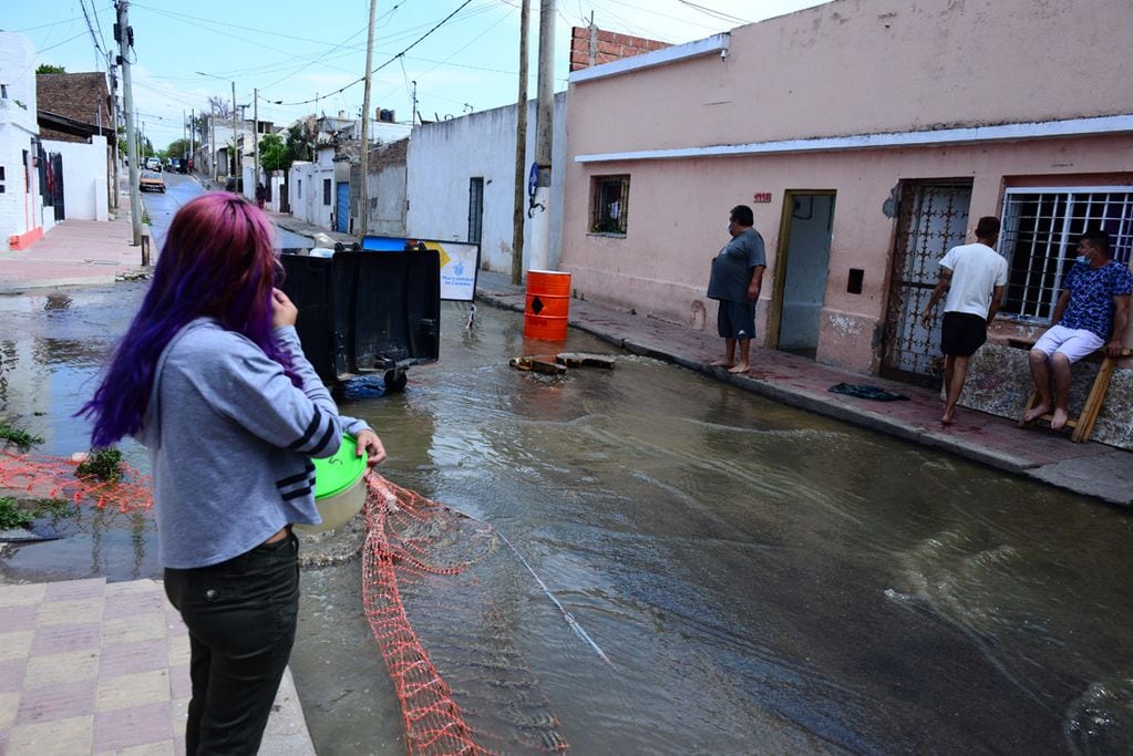 Desborde cloacal en barrio Alberdi, calle Arturo Orgaz al 600.  Un caño de cloacas roto ocasionó un río de aguas servidas en la zona. ( José Gabriel Hernández)