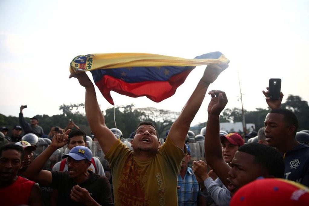 Manifestación en el puente fronterizo entre Venezuela y Colombia en reclamo por el ingreso de ayuda humanitaria (REUTERS)