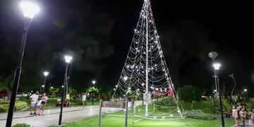 Plazas con pinos de Navidad gigantes en San Rafael