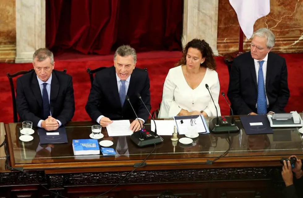 Argentina's President Mauricio Macri (2nd L) gestures during the opening session of the 137th legislative term next to head of the lower house of Congress Emilio Monzo (L), Argentina's Vice President Gabriela Michetti, and provisional president of the Argentine Senate Federico Pinedo in Buenos Aires, Argentina. March 1, 2019. REUTERS/Agustin Marcarian ciudad de buenos aires mauricio macri presidente de la nacion discurso inauguracion sesiones ordinarias en el congreso de la nacion inauguracion sesiones ordinarias