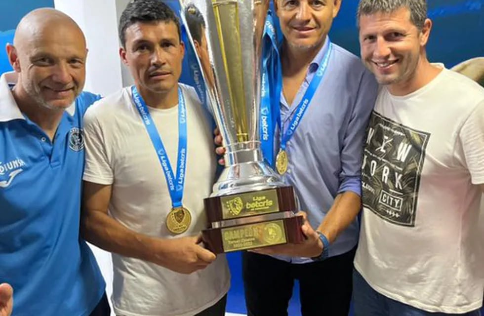 Hernán Medina y la copa del campeón Motagua, junto a su ayudante de campo, Leandro Torres.