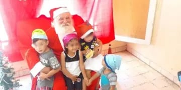 Papá Noel con hijos e hijas de presas.