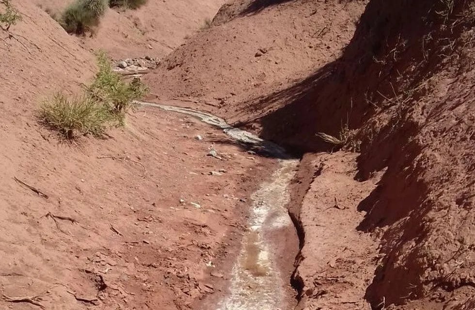 El residuo corrió por un cauce viejo, de unos 30 centímetros de anche por 50 de profundidad, cerca de la ciudad de Malargüe, Mendoza.