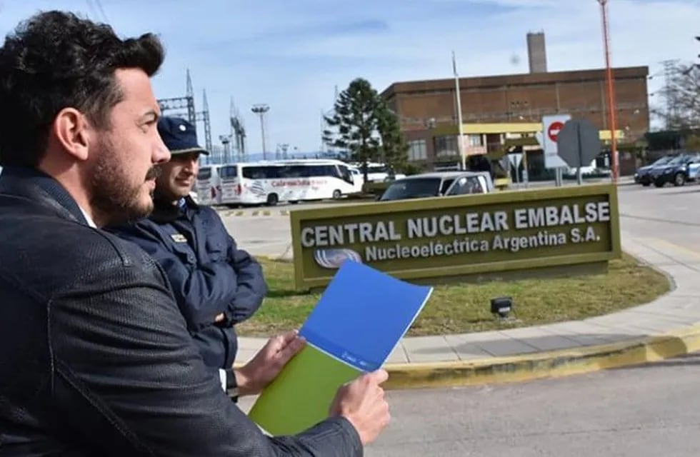 El intendente de Embalse, Federico Alesandri estuvo presente en la Central pero no le fue permitido el ingreso. Foto Diario Puntal