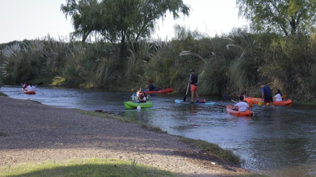 En Kayak y a pie, alumnos del colegio San Martín recorrieron el río Atuel para limpiarlo.