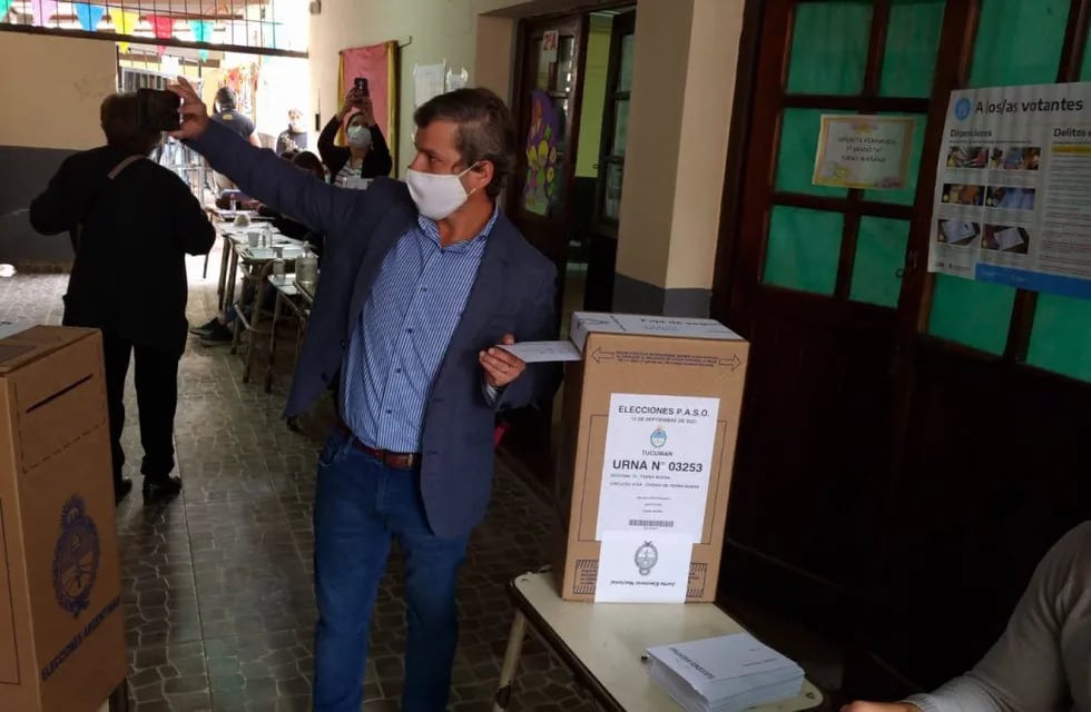El intendente Mariano Campero emitió su voto.