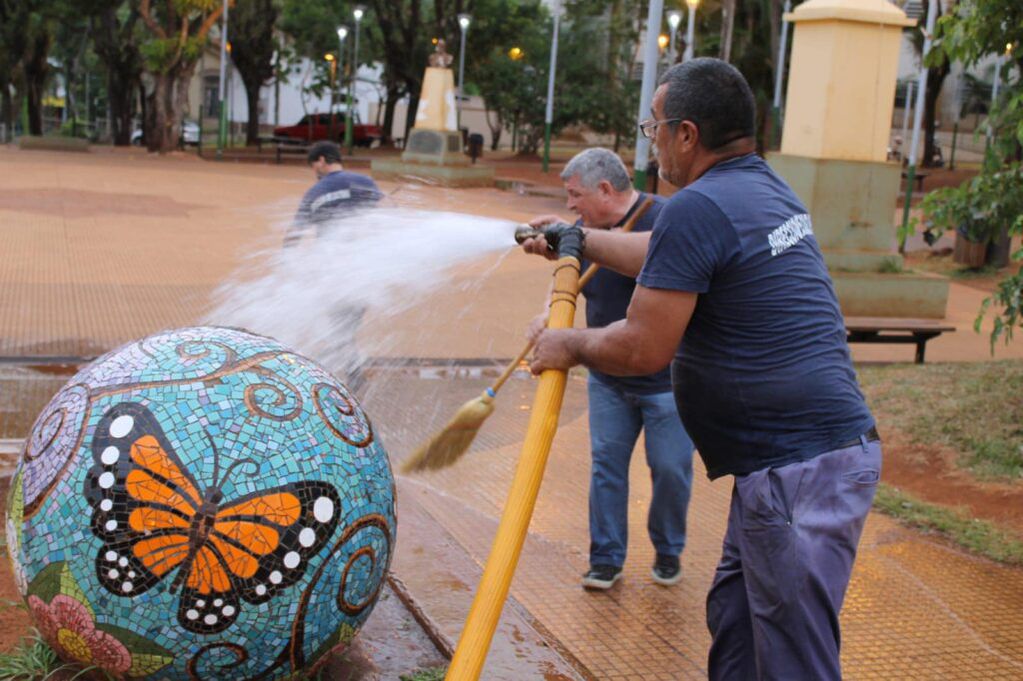 Limpieza de plazas y espacios públicos en Puerto Iguazú.