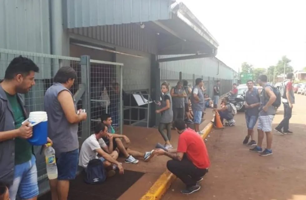 Los empleados fueron notificados de los despidos al llegar a sus puestos de trabajo. (Foto: César Rivas).