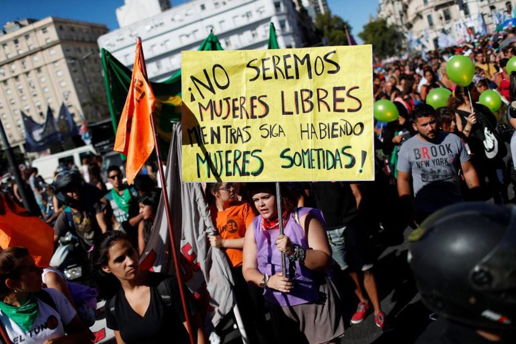 Activistas se manifiestan en las inmediaciones del Congreso argentino durante la última marcha del 8M por el Día de la Mujer. EFE/David Fernández
