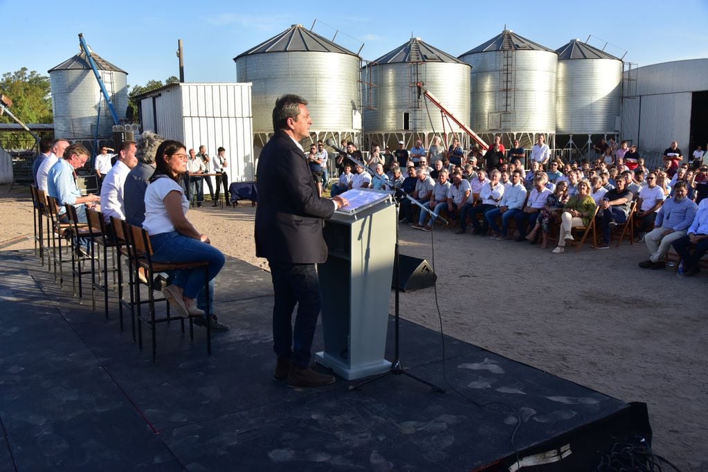 El ministro de Economía entregó subsidios a productores lecheros de la zona de Villa María.