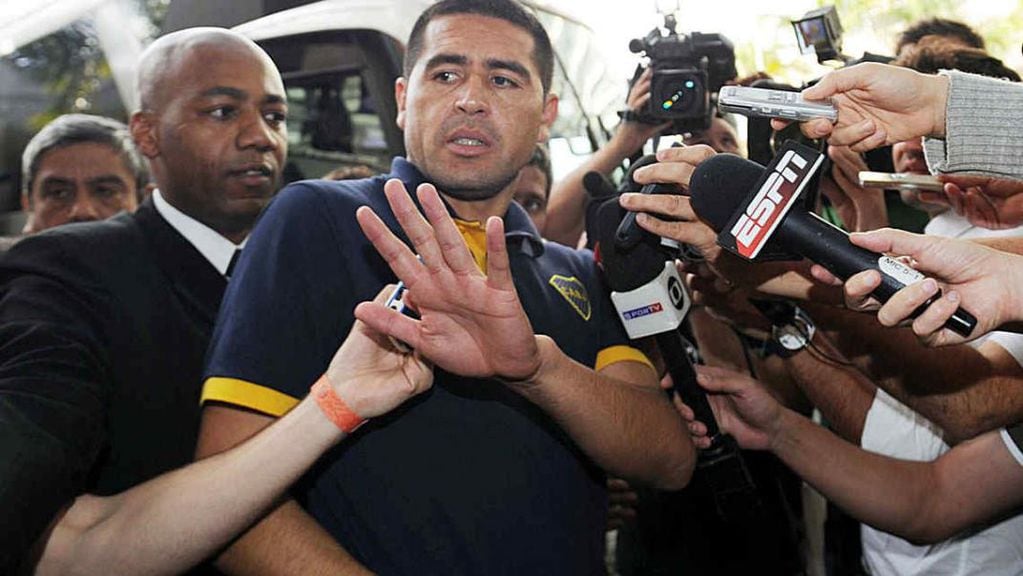 El instante en el que Juan Román Riquelme, en San Pablo, confirmaba que se iba de Boca Juniors (Foto: Télam).