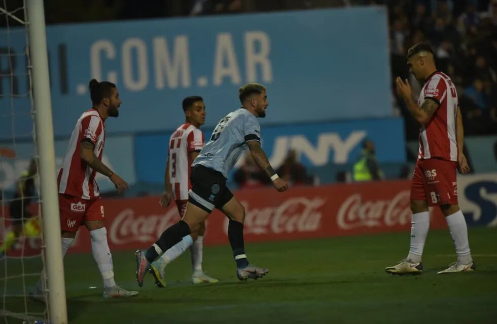 El ex Instituto, Alejandro Rébola, puso el 1-0 para Belgrano en el clásico (Facundo Luque).