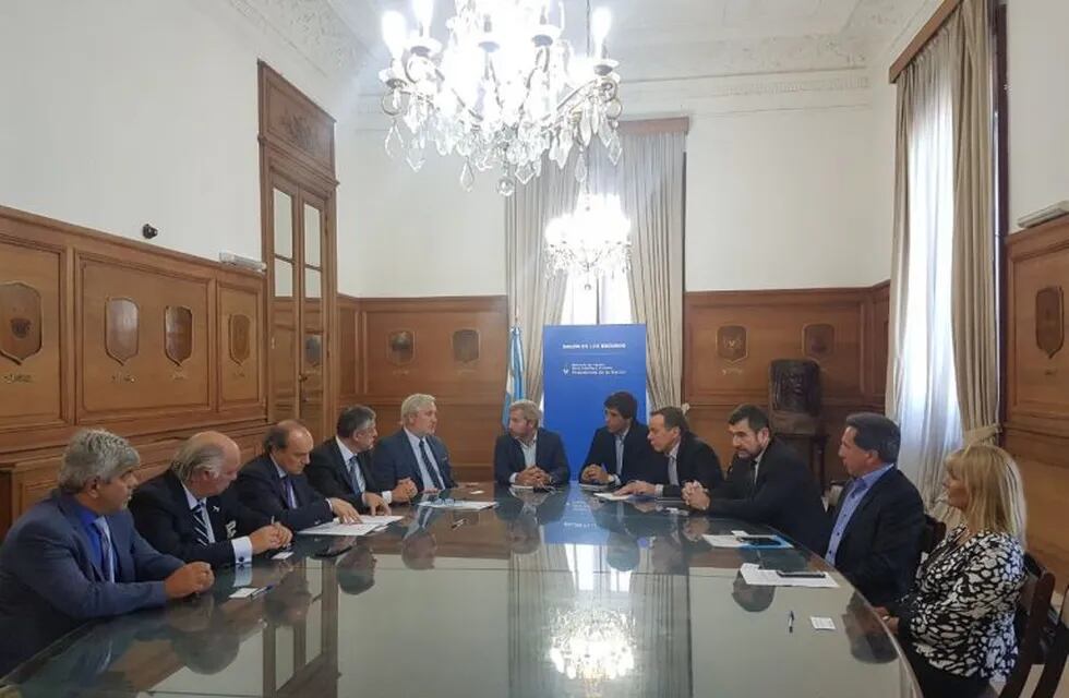 El acuerdo fue suscrito durante una reunión encabezada por el ministro del Interior, Rogelio Frigerio. (Prensa MPA)