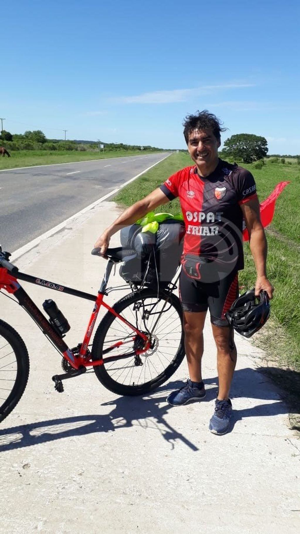 Hincha sabalero viaja en bicicleta a Asunción para ver a Colón. (LT10)