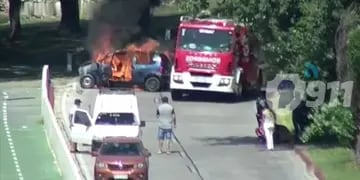 Chocó en Costanera norte y se le prendió fuego el auto
