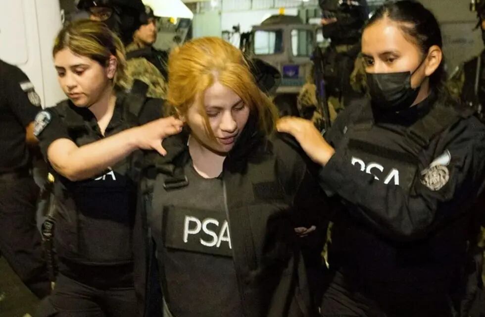 Brenda Uliarte siendo detenida y escoltada por la Policía de Seguridad Aeroportuaria (PSA). (Foto / Clarín)