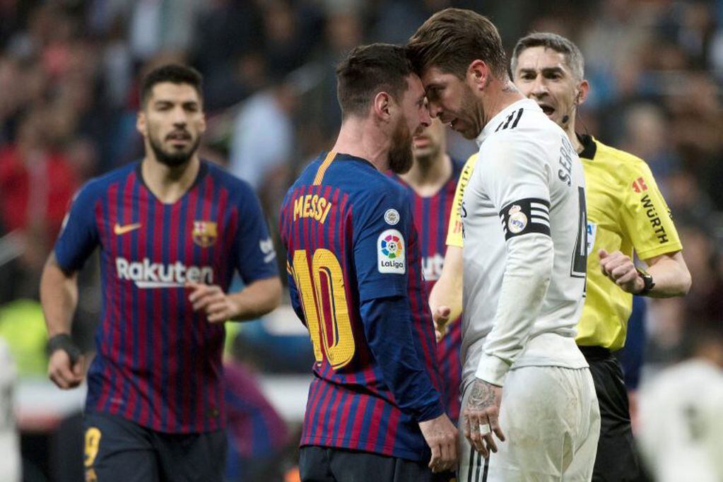 El encontronazo entre Messi y Sergio Ramos en el final del prom (Foto: AP /Manu Fernandez)