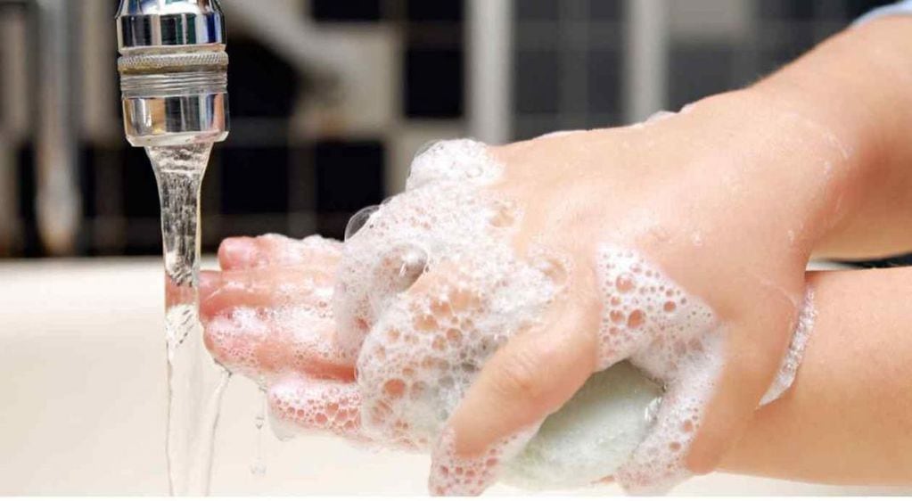 Higiene. El lavado de manos con agua y jabón es todavía la medida más efectiva para combatir los gérmenes. 