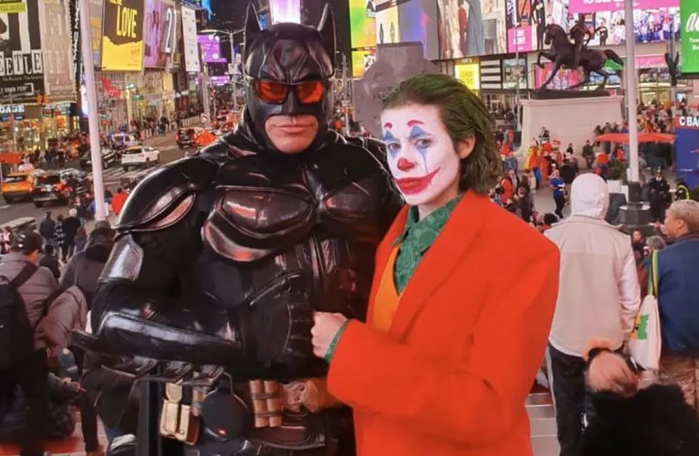 Batman de Times Square y el Joker, aprendiendo lo que es el cuarteto. (Twitter)