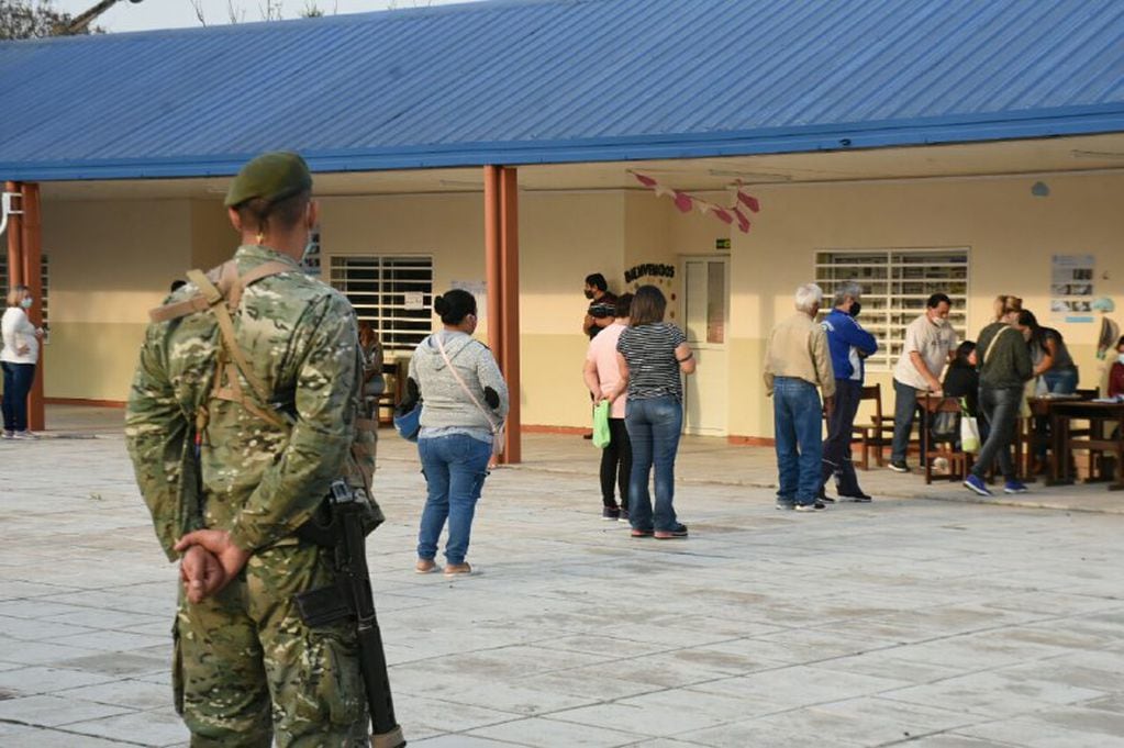 Además de custodiar las urnas, los soldados ayudan a los votantes.