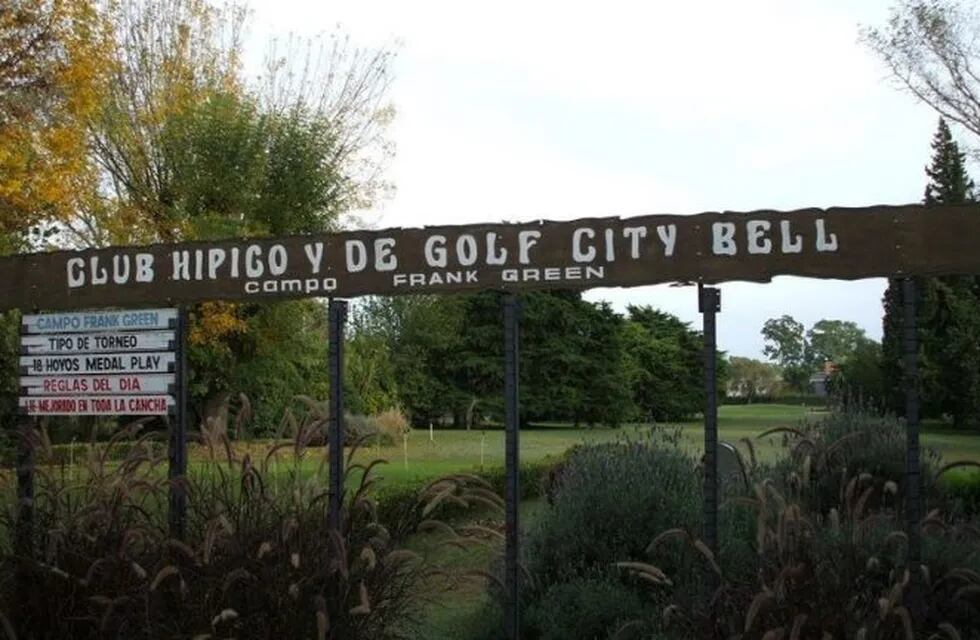 Cuatro golfistas fueron demorados en City Bell por reunirse a jugar al golf violando el aislamiento obligatorio por coronavirus (Web)