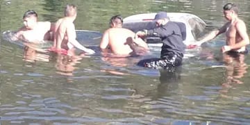 Una familia dejó el auto sin freno de mano  y terminó en el medio del río