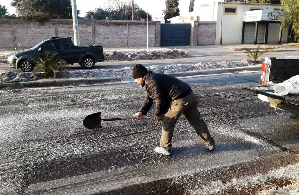 Esparcen sal en las calles congeladas en San Rafael.