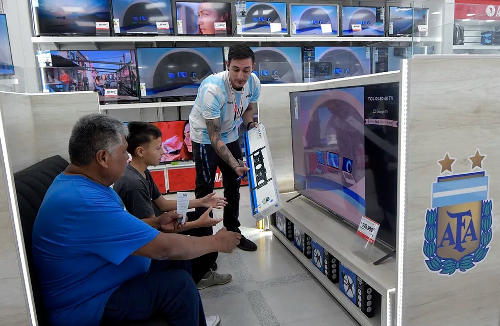 El furor por comprar un televisor nuevo para el Mundial lleva meses y hay varias ofertas de varias marcas. Foto: Orlando Pelichotti