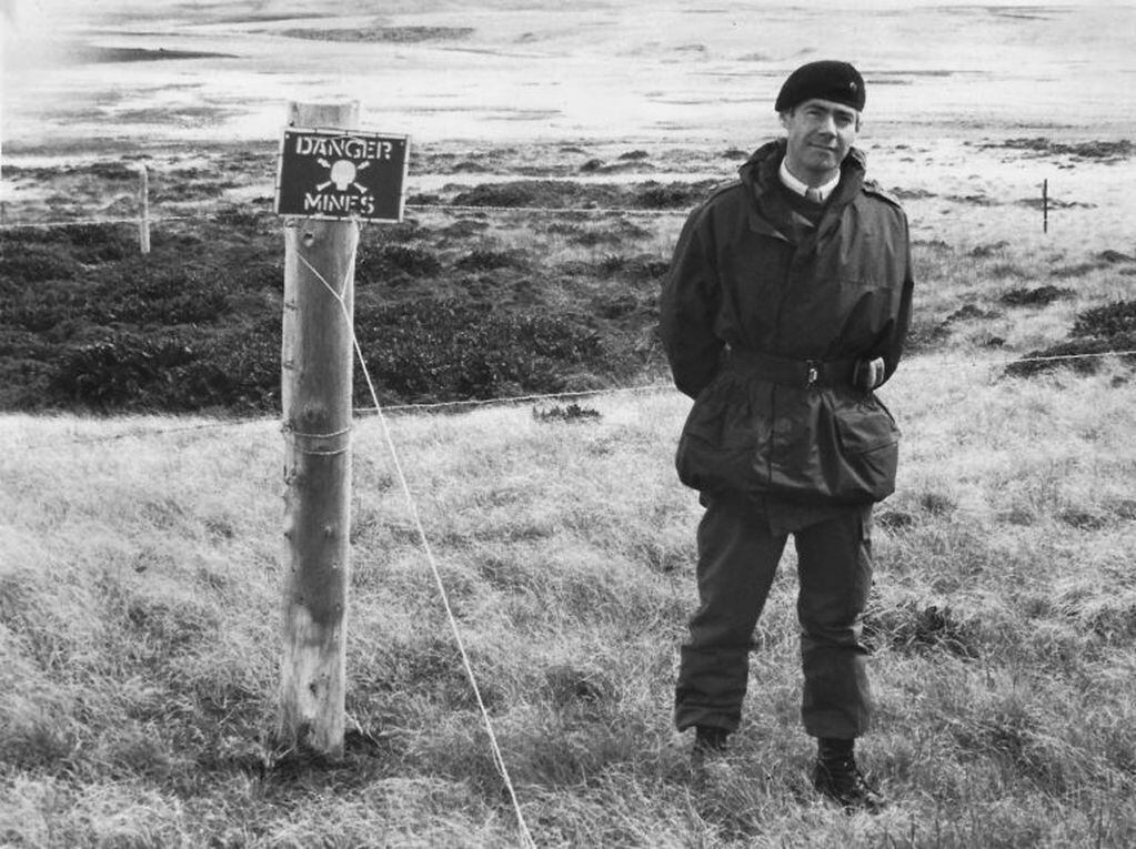 Geoffrey Cardozo en Malvinas en 1982 en un campo minado.