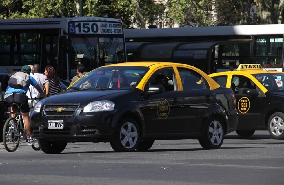 Los taxis porteños deberán trabajar con una aplicación y aceptar pagos con tarjeta.