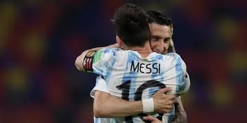 Ángel Di María abraza a Lionel Messi
