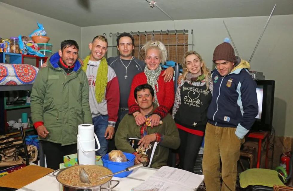 Vivi Fornés junto a los residentes de su refugio. Finalmente, "Proyecto Águila" cerró sus puertas.