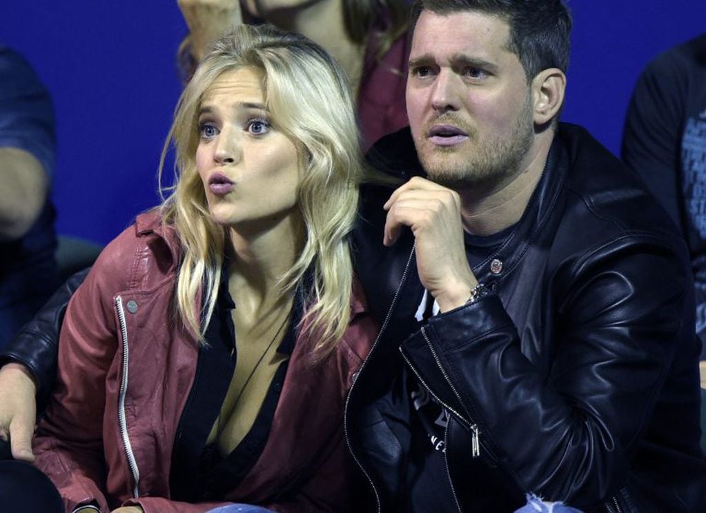 Argentine actress Luisana Lopilato (L) and her housband Canadian singer Michael Buble gesture during the ATP Argentina Open tennis match  in Buenos Aires on February 27, 2015. Nadal won 6-1, 6-1. AFP PHOTO / JUAN MABROMATA
 buenos aires Luisana Lopilato Michael Buble campeonato torneo atp de buenos aires tenis partido actriz argentina esposo cantante musico