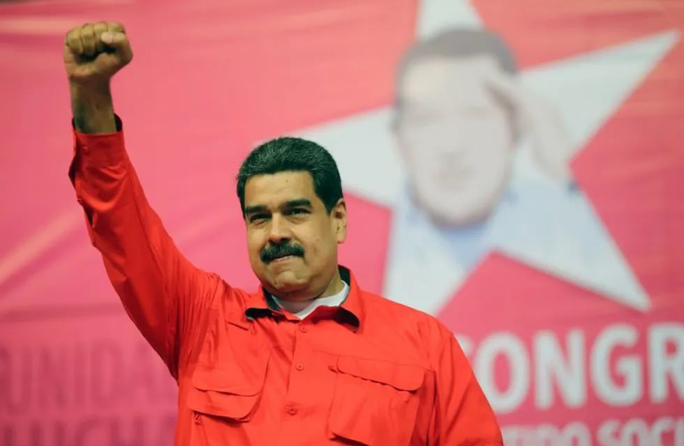 TOPSHOT - This handout picture released by the Venezuelan presidency shows President Nicolas Maduro raising his fist during a rally at the Poliedro stadium in Caracas on February 2, 2018.\r\nVenezuela's ruling Socialist Party on Friday confirmed that President Nicolas Maduro is its official candidate in a snap election due before the end of April. / AFP PHOTO / Venezuelan Presidency / HO / RESTRICTED TO EDITORIAL USE-MANDATORY CREDIT \