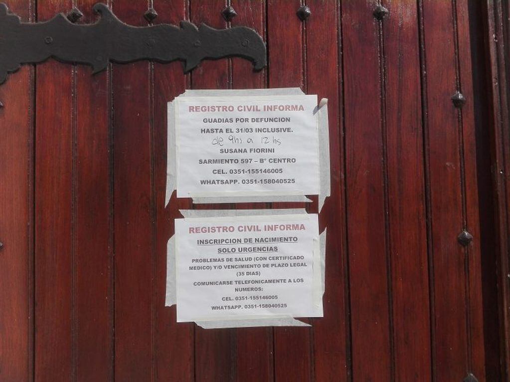 Cartel informativo en la puerta de la Municipalidad.