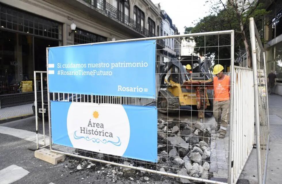 Las obras en el casco histórico continu00faan por calle Sarmiento.