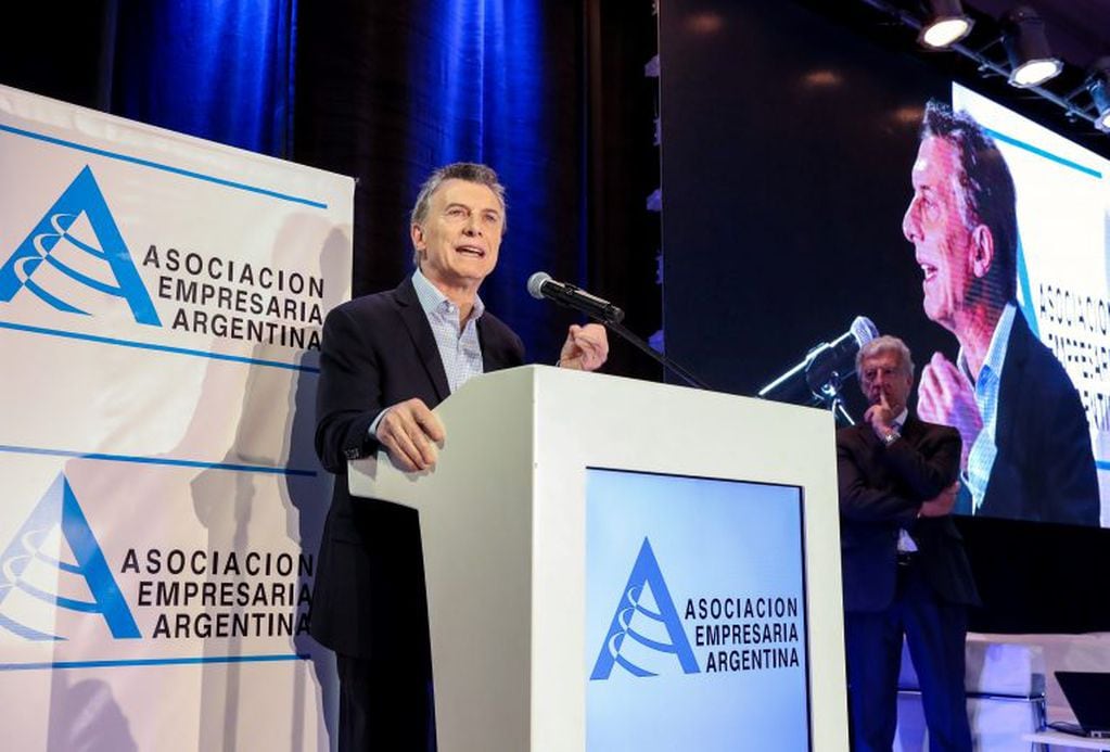 El presidente argentino, Mauricio Macri, pronuncia un discurso durante un encuentro de la Asociación Empresaria Argentina