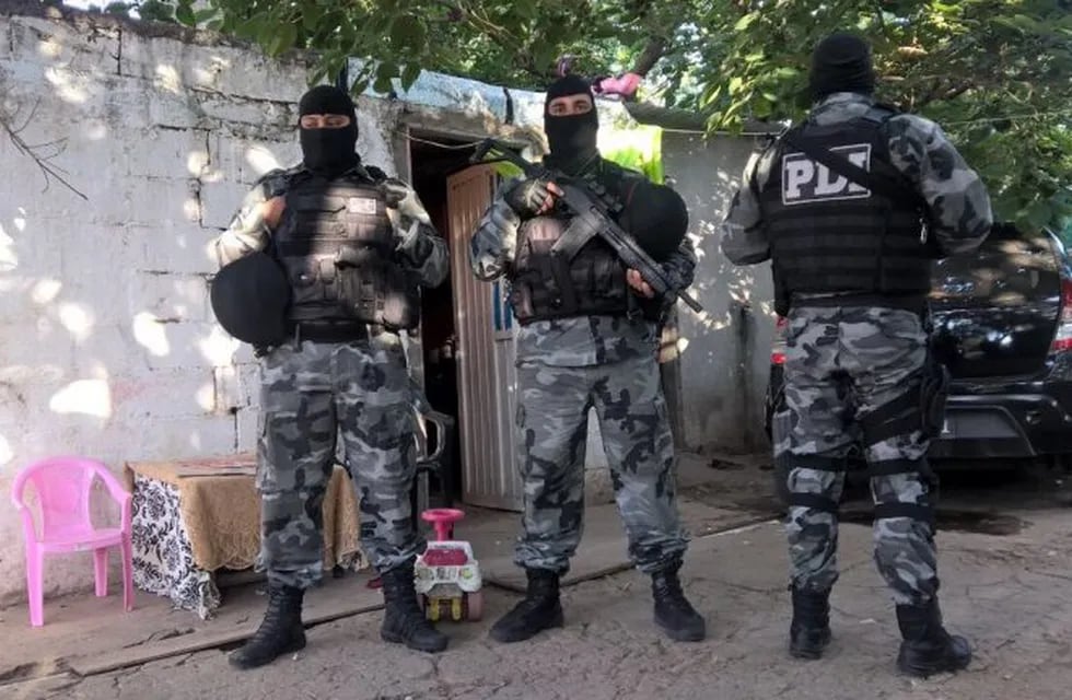 Allanamientos de la Policía de Investigaciones (PDI) en el barrio Coronel Aguirre de Villa Gobernador Gálvez. (@maxipullaro)
