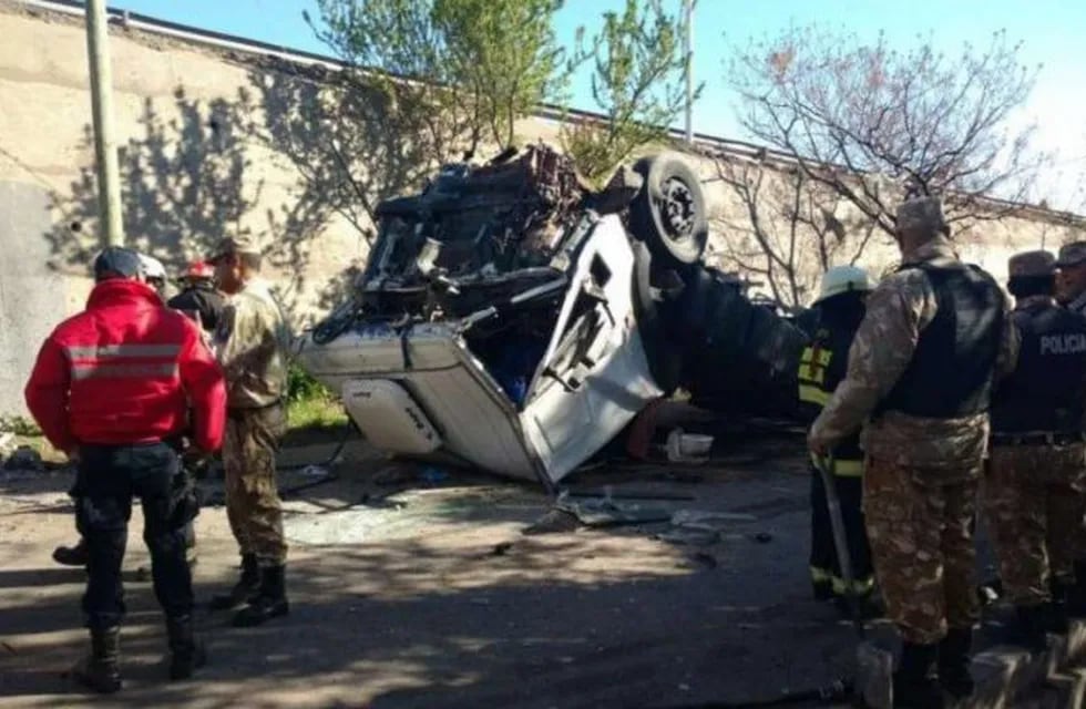 Volcó un camión en el acceso sur de Mendoza a la altura de Rodríguez Peña